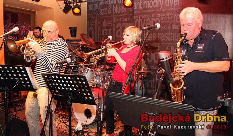 Koncert HE bandu v Modrých dveřích