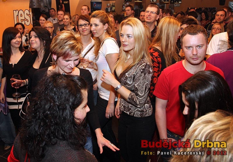 Koncert HE bandu v Modrých dveřích