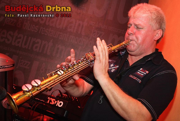 Koncert HE bandu v Modrých dveřích