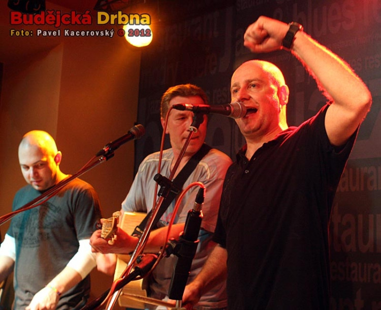 Koncert Děda Mládek Illegal Bandu v Modrých dveřích