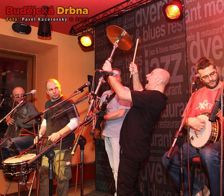 Koncert Děda Mládek Illegal Bandu v Modrých dveřích