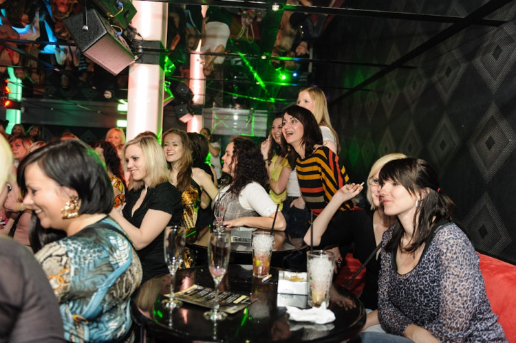 Budějcká Drbna slavila v dance baru Paradox svoje 1. narozeniny