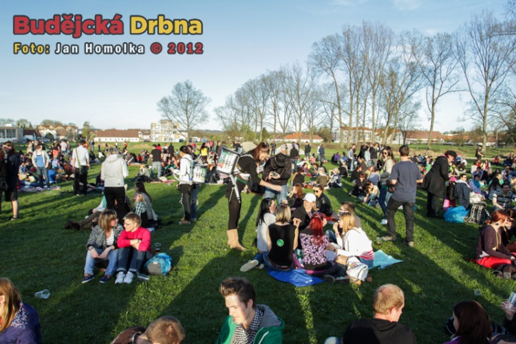 Zaplněná plocha v kampusu JČU