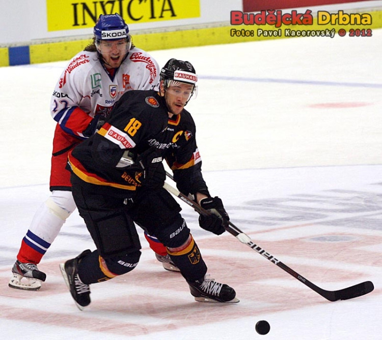 Lukáš Kašpar atakuje německého kapitána Kaie Hospelta