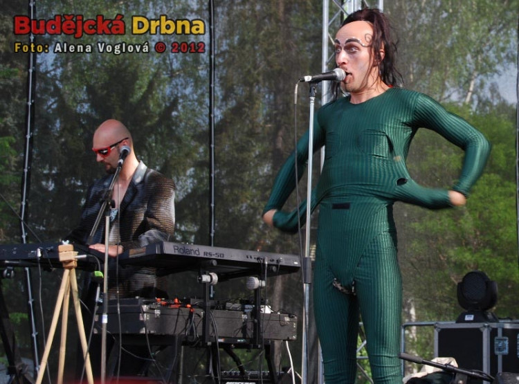 Jeden z dalších oblečků zpěváka z Unifiction