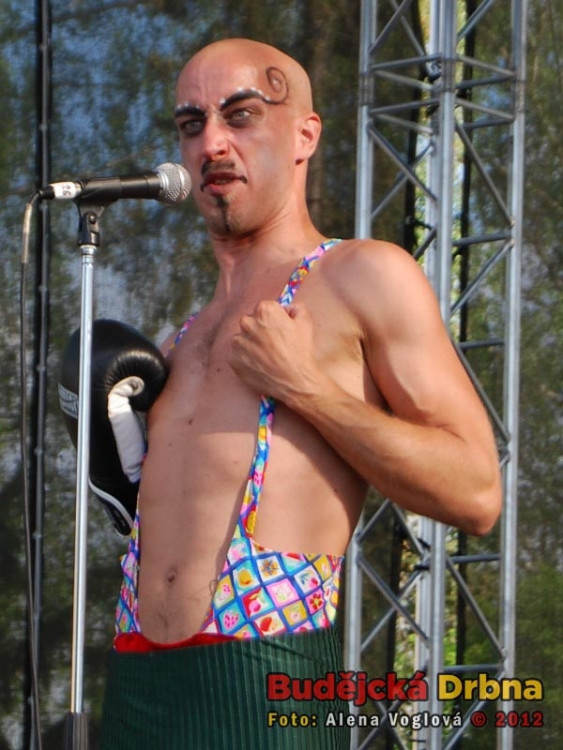 Jeden z mnoha výrazů zpěváka kapely Unifiction