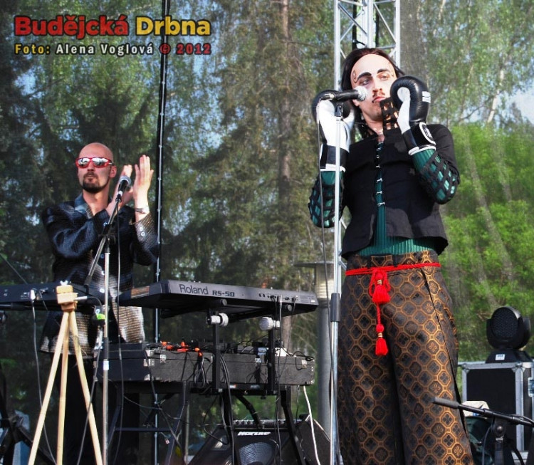 První z obleků frontmana Unifiction