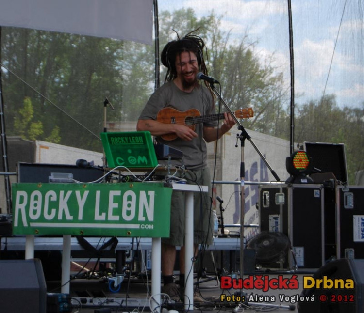 Rocky Leon přidával píseň na ukulele