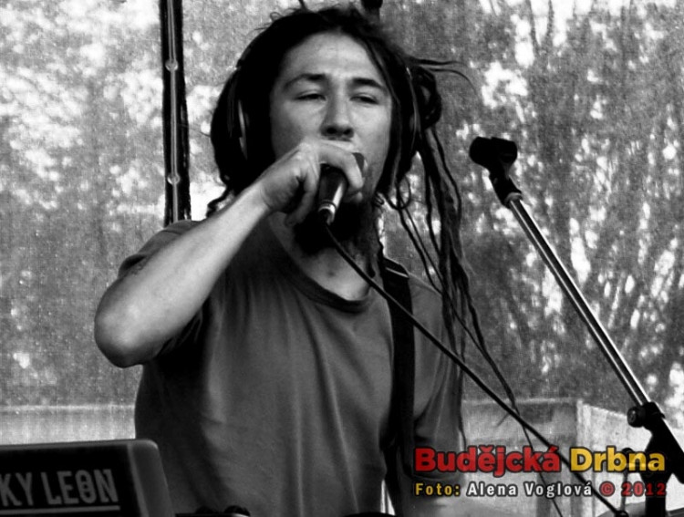 Sympatický zpěvák Rocky Leon