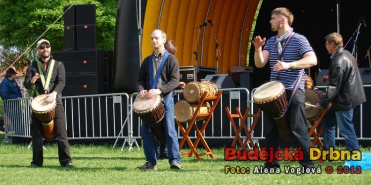 Bubeníci bubnovali s velkou radostí, radost byla se dívat i poslouchat