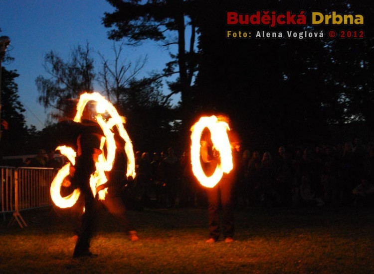 Diváci skupině nadšeně tleskali