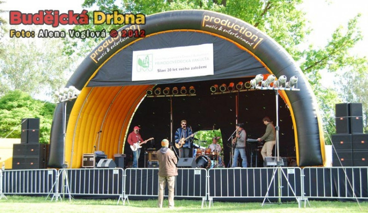 Jediný odvážný, který si přišel poslechnout skvěle sehranou kapelu Road work