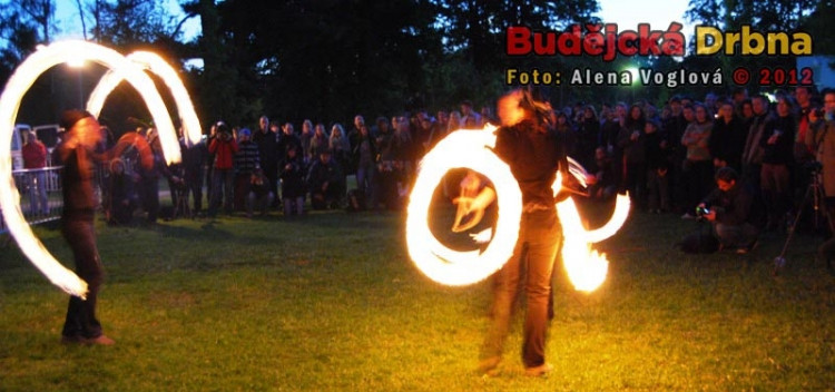 Když fireshow začala, teprve se stmívalo