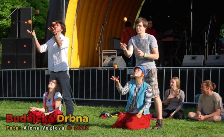 Kejklířské vystoupení Cirkus clubu ČB