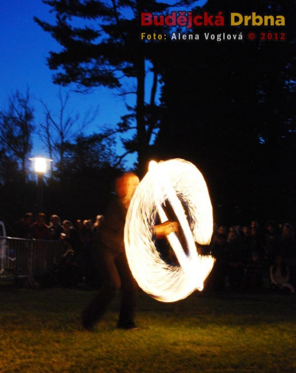 Noční fireshow skýtá nezapomenutelný zážitek