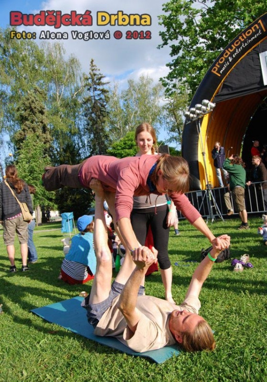 Odvážné dívky si mohly vyzkoušet svou pružnost v akrobatickém workshopu