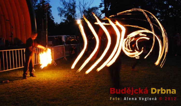 V pozadí je vidět jediný člen skupiny