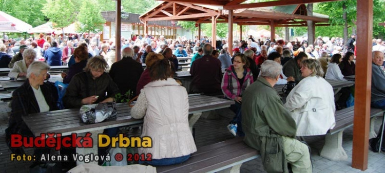 Lidé se občerstvovali při poslechu