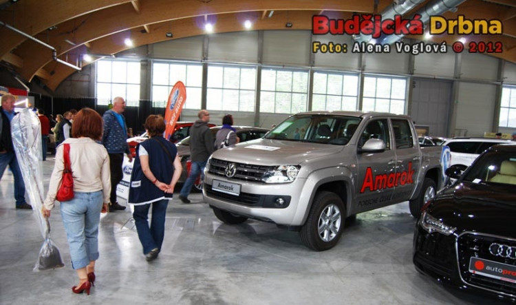 Nově postavený pavilon hostil stejně krásné automobily