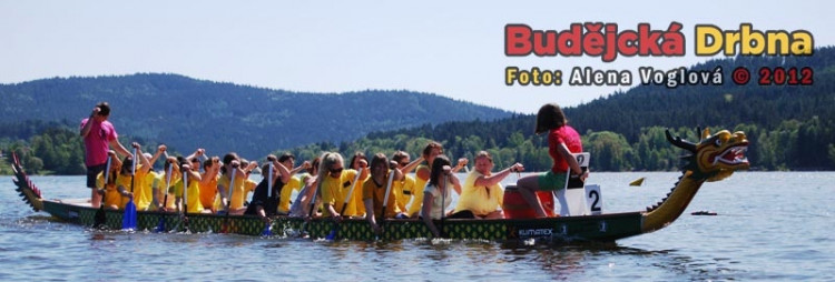 Dívky jedou na souboj ženských posádek