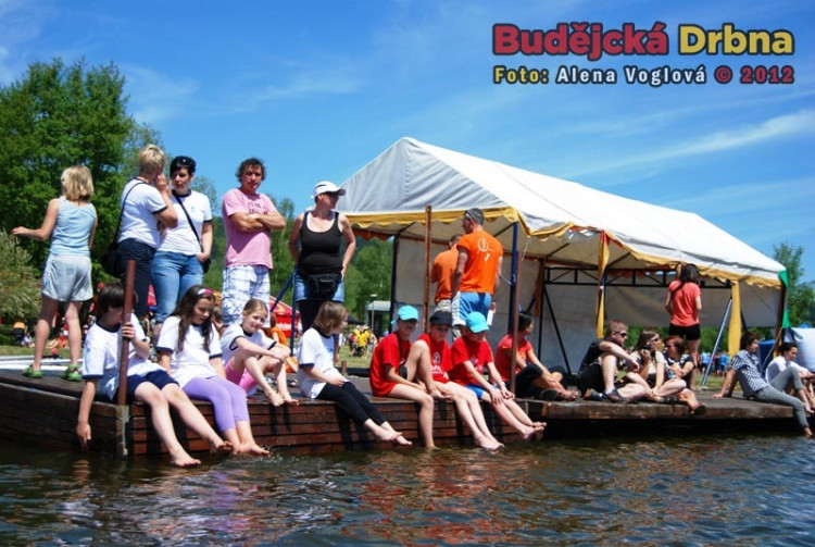 Fandové čekají na start