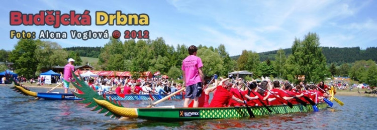 Lodě míří po závodě opět na břeh, aby nasedly další posádky