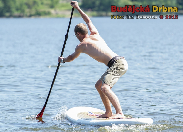 Návštěvníci si mohli vyzkoušet jízdu na takzvaných paddle boardech