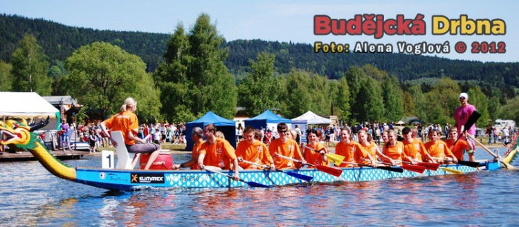 Posádky se před závodem ještě usmívaly