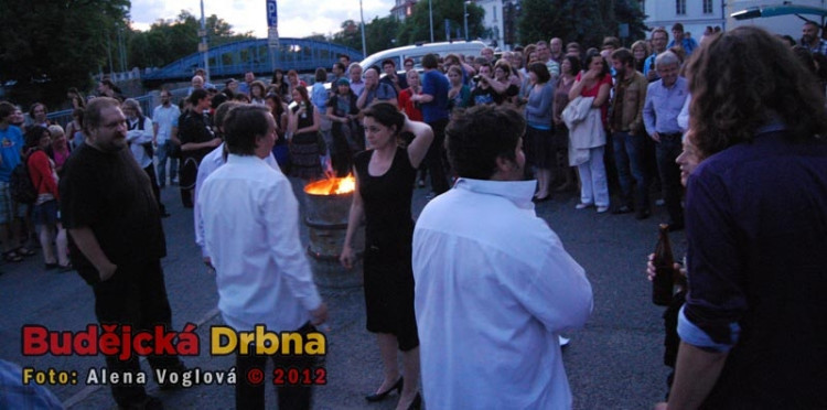 Diváci nevěřícně koukají, na závěr Divadla Husa na prováku