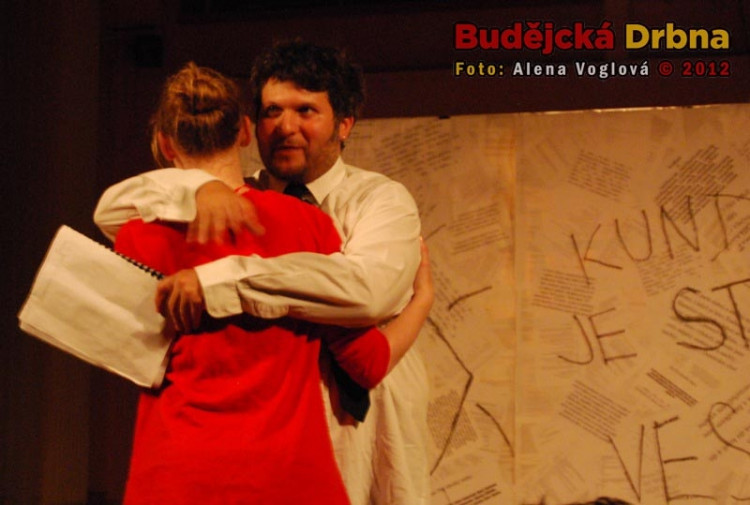 Ve hře si ani ne moc dobrovolně zahrála jedna z divaček