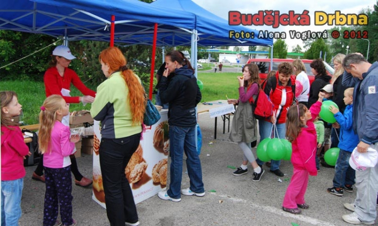 Děti dostávaly kousky koláčů