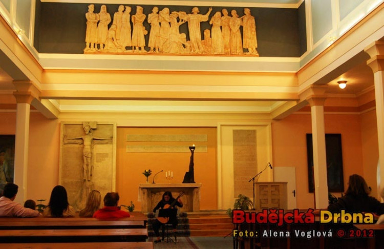 Klidné místo Husova sboru a něžné tóny kytary rozdávaly pohodu