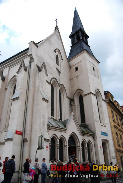 Kostel sv. Rodiny se nachází vedle Biskupského gymnázia