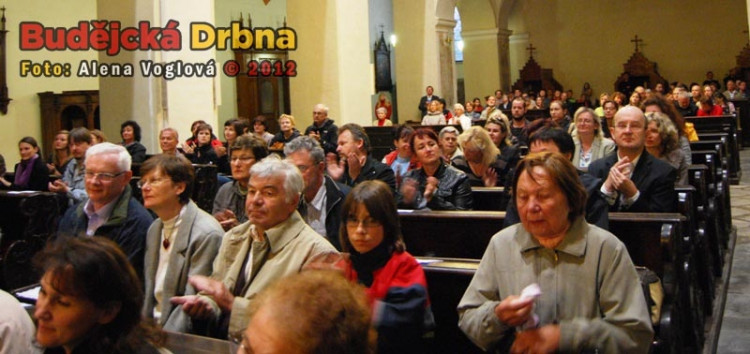 Lidé v tichosti poslouchali duchovní hudbu v Klášterním kostele