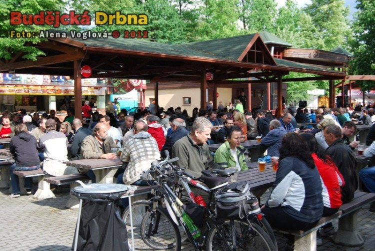 V Pivovarské zahradě se odpočívalo u dobrého moku