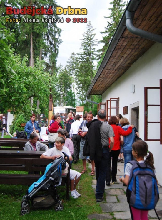Areál byl plný lidí, než začalo pršet