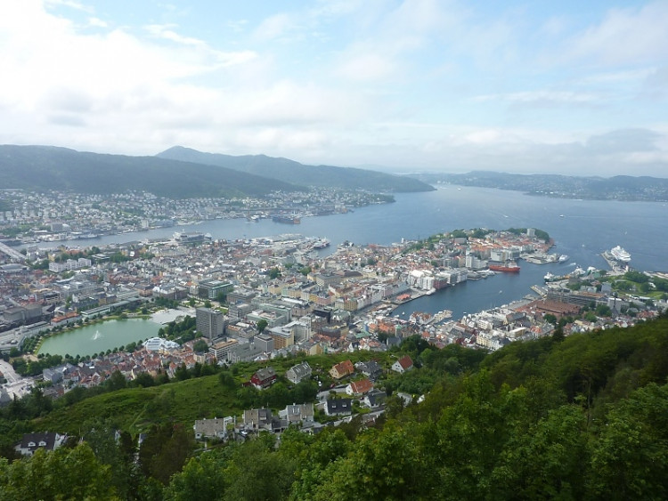Epizoda 1 - Bergen: Pohled z hory Floyen na historickou část Bergenu