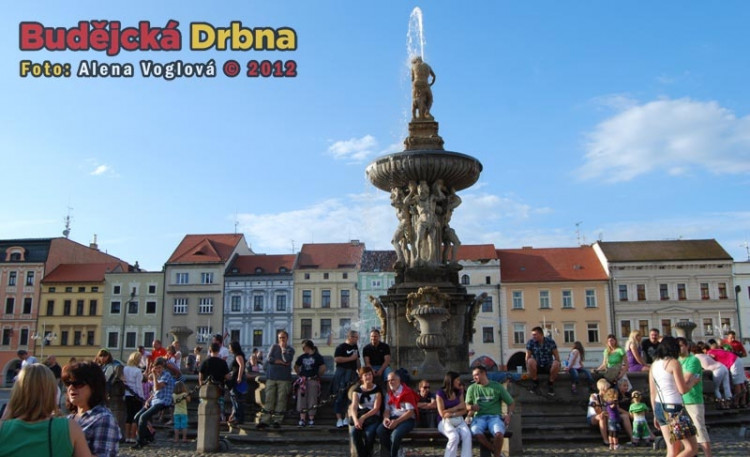 Lidé seděli, kde se dalo