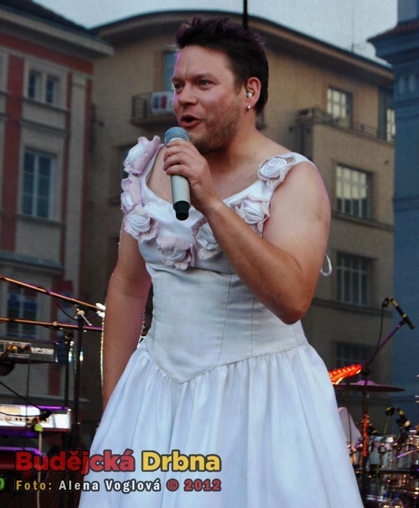 Matějovi svatební šaty opravdu slušely