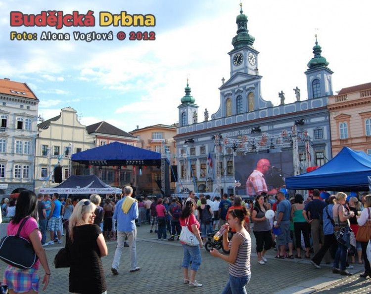 Nejdříve vystoupila skupina HE Band