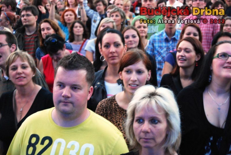 Publikum zpívalo spolu s kapelou