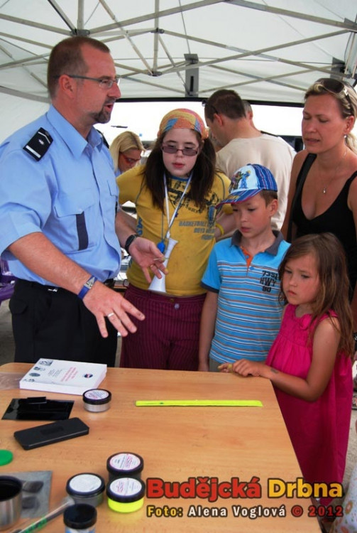 Policie ukazovala snímání otisků prstů