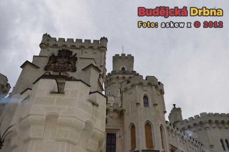 Podvečer a šedivé nebe nad zámkem