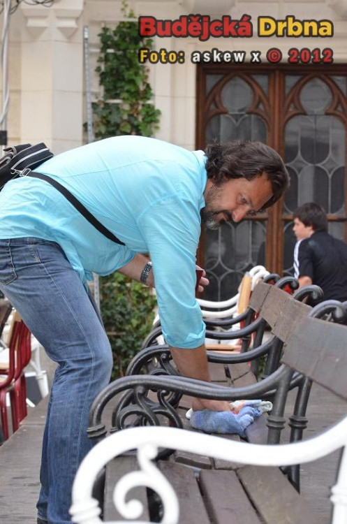 Utírají se lavičky - hrabě z Valdštejna