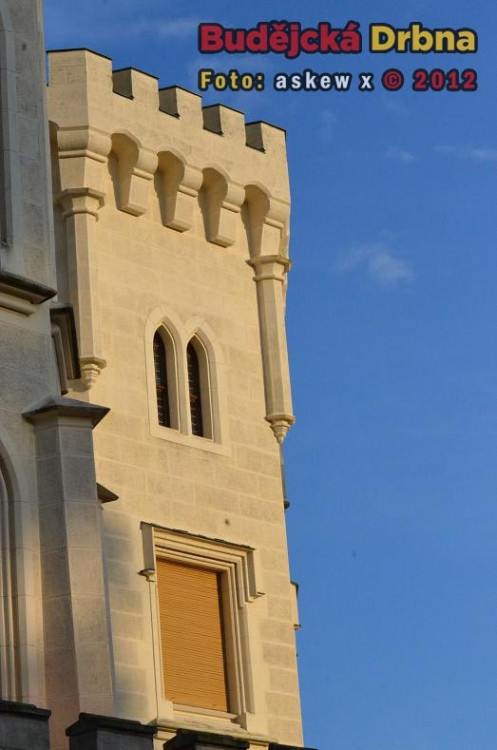 A nad zámkem je modro