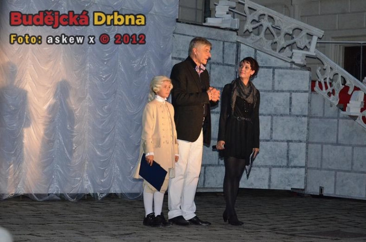 Zdeněk Pikl, Zuzana Benešová a malý uvaděč Honzík Franc vítají diváky