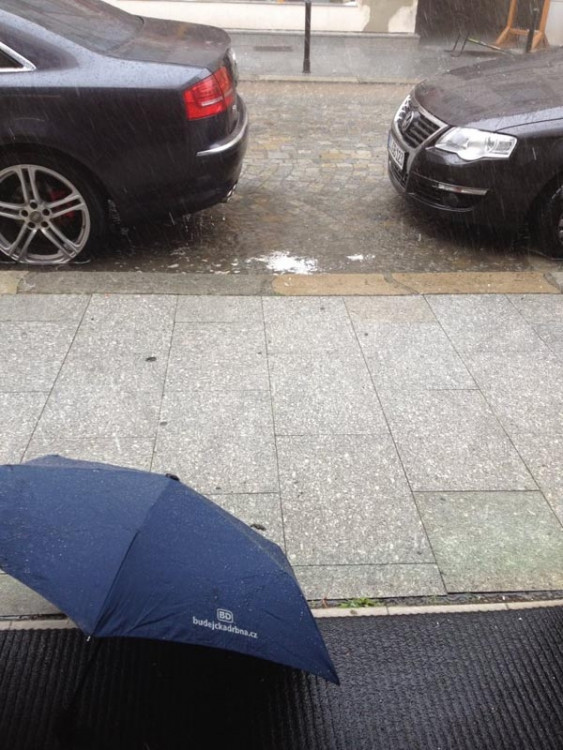 Ulice U Černé věže vedle vchodu do obchodu U Proutěného Šemíka. Foto Wolenby