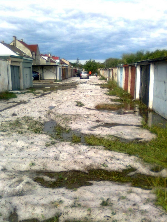 U garáží v Mladém, ulice Antonína Janouška. Foto Pavel Sládek