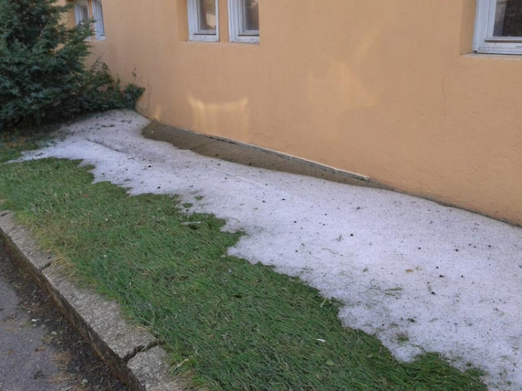 Necelých 24 hodin po sobotním krupobití u Havlíčkovy kolonie. Foto Dagmar Hrůšová