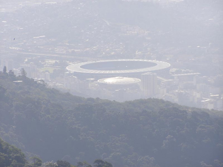 Maracaná ve smogu a v dálce